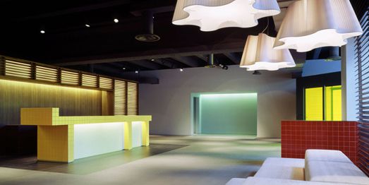 Fliesenserie IN STONE Modernes Badezimmer mit freistehender Badewanne, Doppelwaschbecken und Fliesen der Serie IN STONE von Ragno.